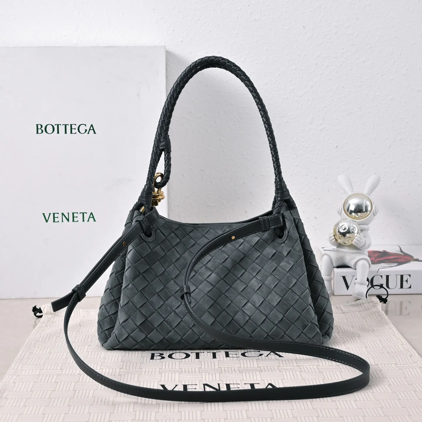 Batch 2060 BOTTEGA VENETA2025 new autumn medium suede parachuta has a unique appearance with the iconic metal knot, and a whole piece of leather folds the four corners into a parachute shape! The exquisite Knot metal buckle is like putting jewelry on a bag. It is high-end and elegant. Its super capacity can hold all your things! The overall effect of this bag is very different from before. It is neither too delicate to provide a large capacity nor too bulky because of its practicality. It simply provides a perfectly suitable bag for casual and simple people👜 Style number: 5921 Size: 29.5*18.5*17.5cm